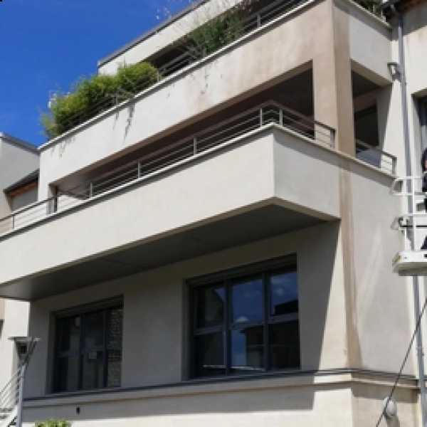 Traitement et lavage des façades sur un immeuble à Bayeux par votre expert en rénovation de toiture et de façade dans la Manche Traitement et lavage des façades sur un immeuble à Bayeux